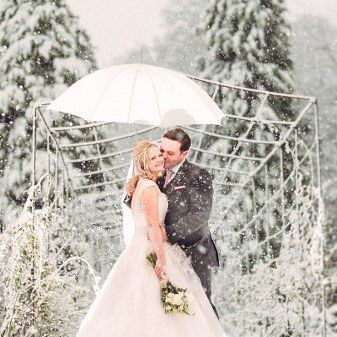 Keren! Potret Pernikahan di Tengah Hujan Salju