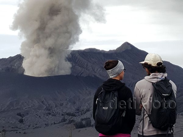 Gunung Bromo Keluarkan Abu Vulkanik