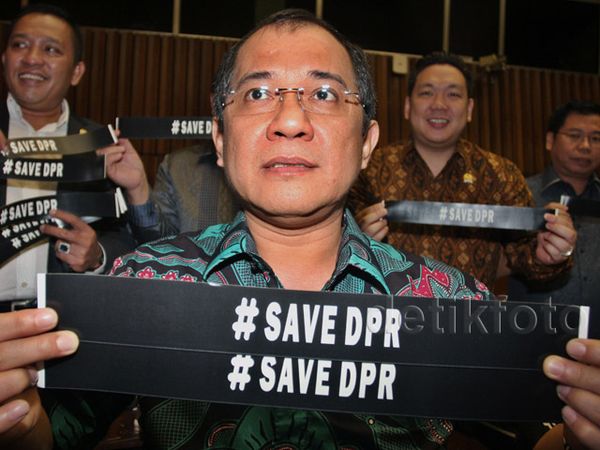 Anggota DPR Galang #SAVEDPR Tuntut Novanto Mundur