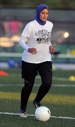 Hijabers Muda Ini Ajak Para Wanita Berhijab untuk Jadi Atlet Sepakbola