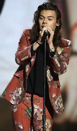 Pakai Setelan Jas Bunga, Harry Styles Dikritik Mirip Gorden Berjalan
