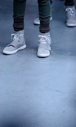 Ahli Ortopedi Ciptakan Gips Berbentuk Sepatu adidas Kanye West