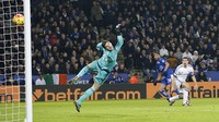 Tim tuan rumah langsung tancap gas setelah babak kedua dimulai. Gol Mahrez pada menit ke-48 menggandakan keunggulan mereka. Reuters/Carl Recine.