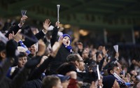 Pendukung Leicester terus memberikan yel-yel untuk tim mereka. Reuters/Carl Recine.