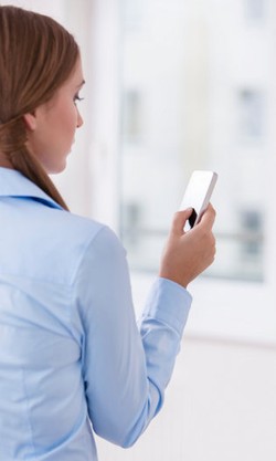 Taruh Smartphone di Belahan Dada, Ukuran Payudara Bisa Terungkap