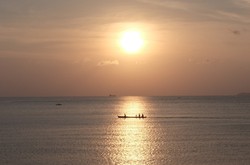Perahu di Tengah Matahari