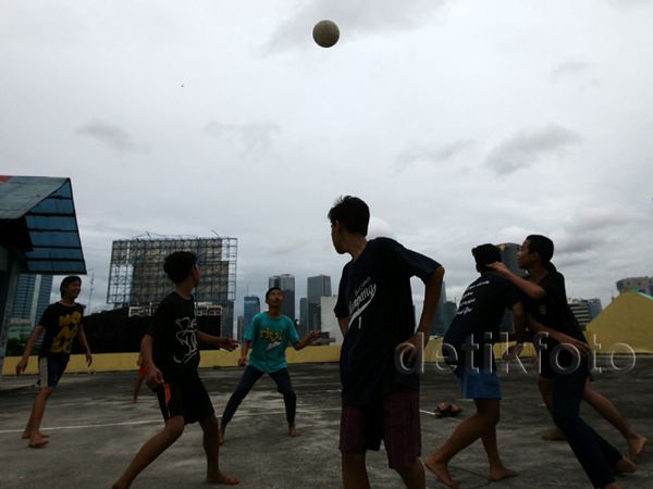 Anak-anak Bermain Bola di Atas Gedung