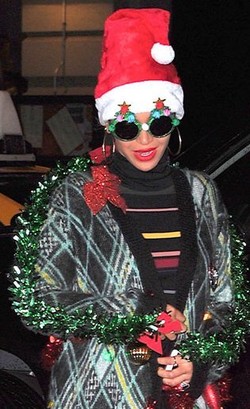 Beyonce Tampil Seperti Pohon Natal Berjalan di New York