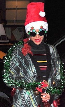 Beyonce Tampil Seperti Pohon Natal Berjalan di New York Beyonce Tampil Seperti Pohon Natal Berjalan di New York