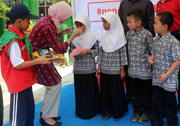 Astra Serahkan 2.000 Kacamata untuk Anak-anak Sabang