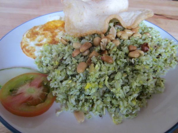 Menikmati Nasi Goreng Hijau dan Chicken Cordon Bleu di Never Been Better