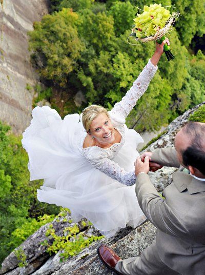 Foto Pernikahan Super Niat di Tepi Jurang