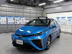 Menjajal Mobil Hidrogen Toyota Mirai di Sirkuit
