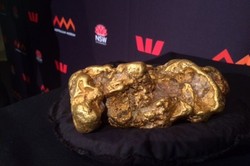 Bongkahan Emas Bersejarah Sebesar Roti Tawar Ditemukan di Kotak Gawang Kriket