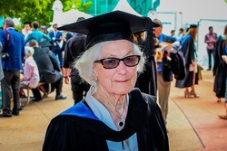 Jacqueline Dwyer Lulus S2 dari ANU di Usia 90