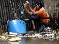 Petugas Bersihkan Sampah di Kali Baru
