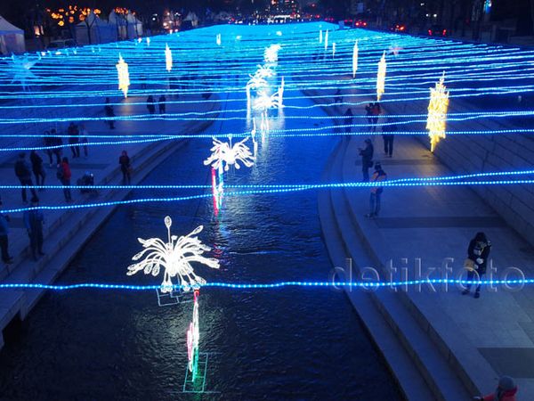 CheonggyeCheon nan Asri di Malam Hari