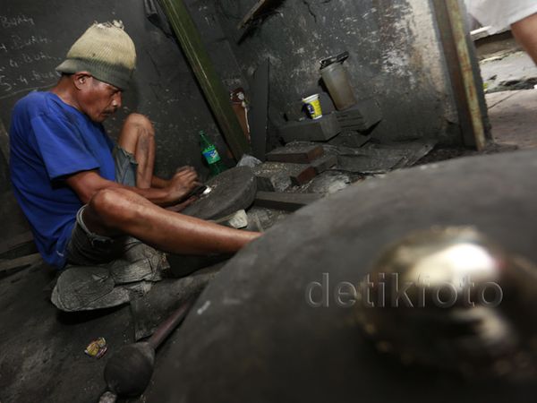 Melihat Bengkel Tua Pembuatan Gong di Bogor