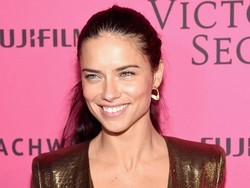 Model Adriana Lima Tidak Suka Pamer Foto Selfie