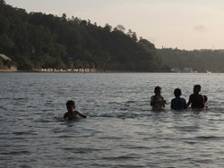 Berenang di Depan Hollywood