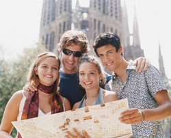 10 Negara yang Turisnya Paling Banyak Siapkan Uang untuk Liburan