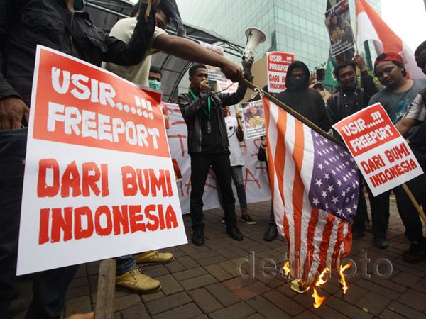 Mahasiswa Demo di Kantor Freeport