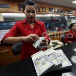 Dolar AS Sore Ini Merosot ke Rp 13.900