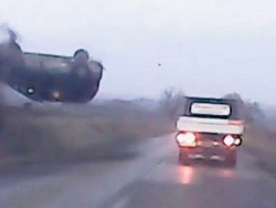 Kehilangan Kendali, MPV Ini Hantam Tanah Lalu Terbang