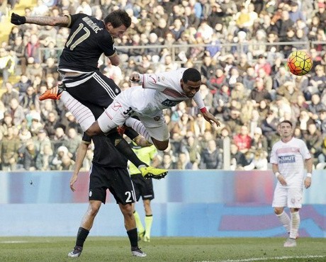 Tertinggal Lebih Dulu, Juventus Atasi Carpi 3-2