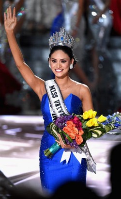 Salah Sebut Nama, MC Miss Universe Lakukan Kesalahan Lagi Saat Minta Maaf