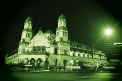 Pesona Lawang Sewu di Malam Hari