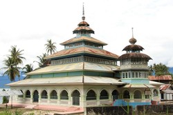 Masjid Berumur Ratusan Tahun di Tepi Maninjau, Sumbar