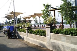 Payung Peneduh ala Masjid Nabawi di Sekayu Waterfront