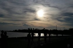 Menikmati Senja di Pelabuhan Leppe, Sulsel