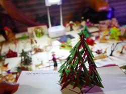 Berburu Suvenir Kartu Ucapan Natal 3D di Ho Chi Minh