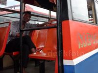 Metromini Tak Laik Jalan Dikandangkan di Rawa Buaya