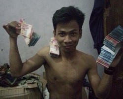 Usai Merampok, Perampok Selfie
