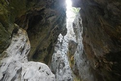 Tak Cuma Pantai, Labuan Bajo Juga Punya Gua Indah
