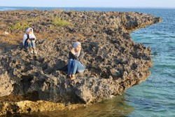 Santai Sejenak Melepas Penat di Pantai Lemo-Lemo