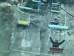 Nekat! Turis Lompat dari Kereta Gantung ke Kandang Macan di China