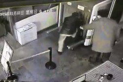 Pertama Kali ke Bandara, Traveler China Masuk ke Mesin X Ray