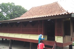 Mengintip Isi Rumah di Gambar Uang Rp 10 Ribu