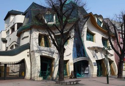 Anda Tidak Salah Lihat, Ini Gedung Meliuk di Polandia