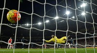 Theo Walcott pada menit ke-33, membawa arsenal unggul. Dylan Martinez/Reuters/detikFoto.     