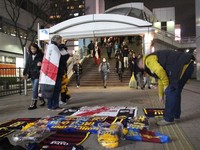Ada saja yang menjajakan pernak-pernik berbau River Plate dan Barcelona menjelang digelarnya final Piala Dunia Antarklub. Ini bisa ditemui di sepanjang jalan menuju Yokohama International Stadium.