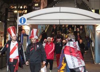     Mereka jauh-jauh datang dari Argentina untuk menyaksikan River Plate beraksi. Berharap kedatangan itu disertai kemenangan tim kesayangannya.