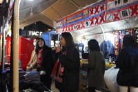     Gadis-gadis cantik menjual merchandise resmi dari kedua Barcelona. Ayo, siapa yang ingin membeli oleh-oleh?