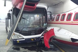Sopir Ngantuk, Bus Pramugari Tabrak Pesawat Parkir di Bandara India