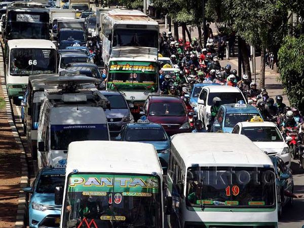 Arus Lalin Jalan Sudirman Padat Merayap