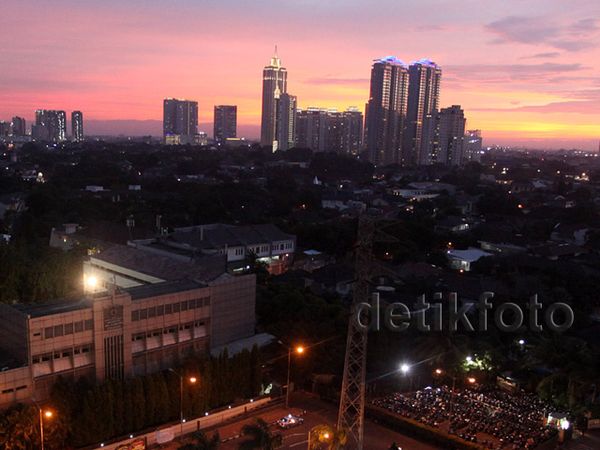 Cantiknya Lembayung Senja di Langit Kota Jakarta